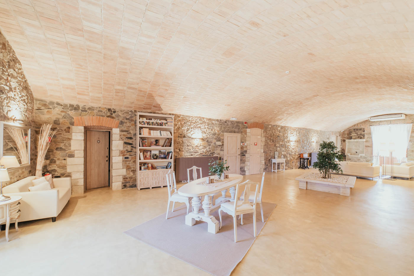 Amplia sala en primera planta 